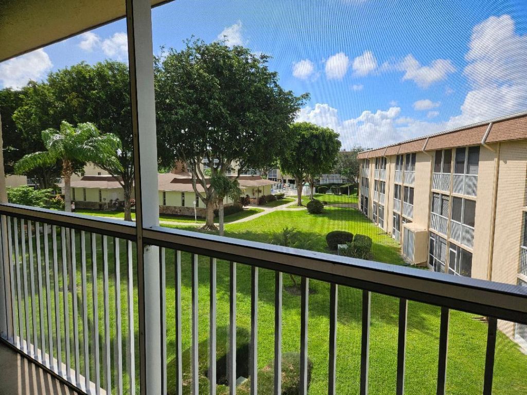 700 Village Green Court, Unit 316, Palm Springs, FL 33461 Photo