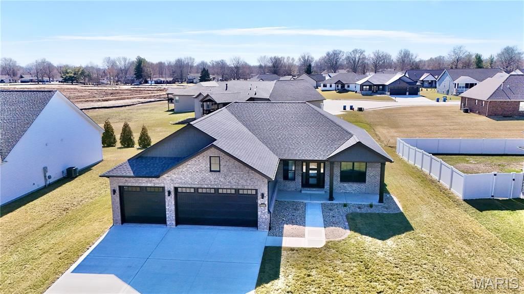 8450 Herrick Park Drive, Troy, IL 62294 Main Photo