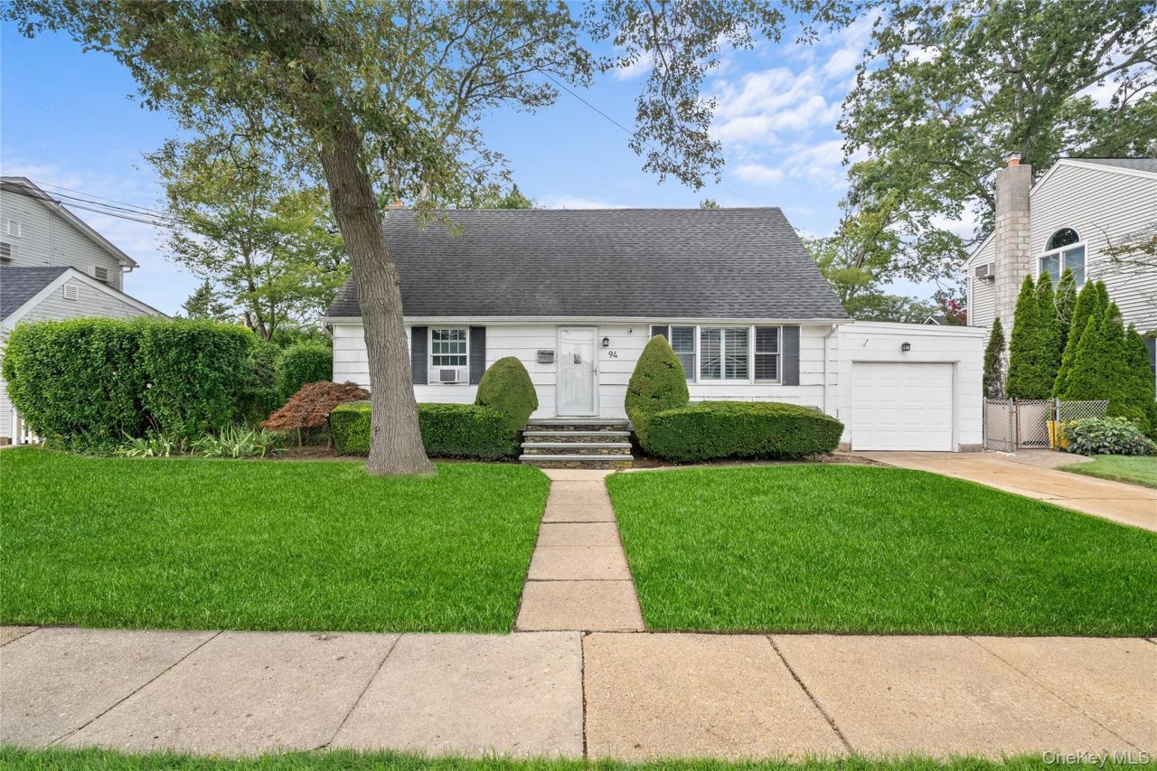 94 Charles Avenue, Massapequa Park, NY 11762 Main Photo