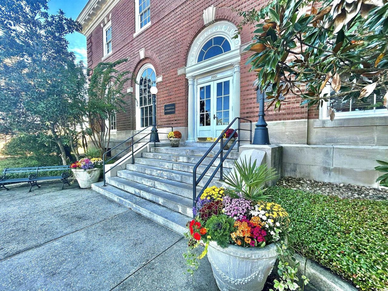 1001 Front St. Photo 2