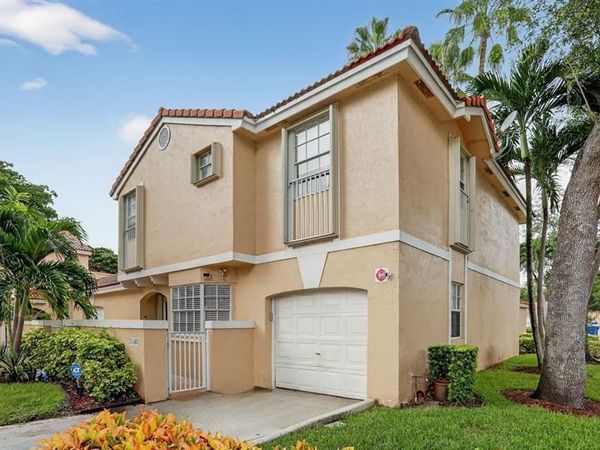 11461 Lakeview Dr, Unit 8, Coral Springs, FL 33071