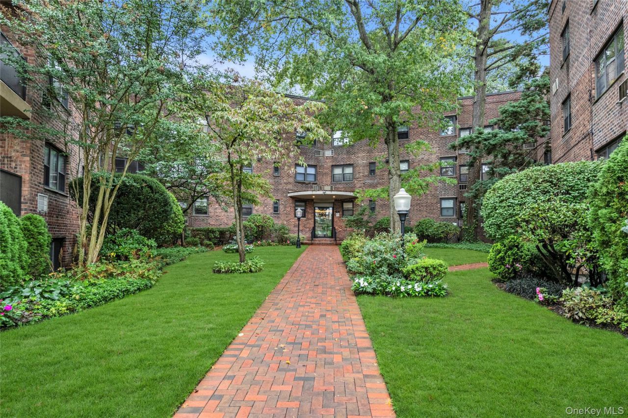 50 Brompton Road, Unit 2L, Great Neck, NY 11021 Main Photo