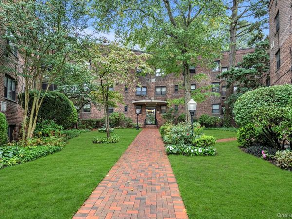 50 Brompton Road, Unit 2L, Great Neck, NY 11021