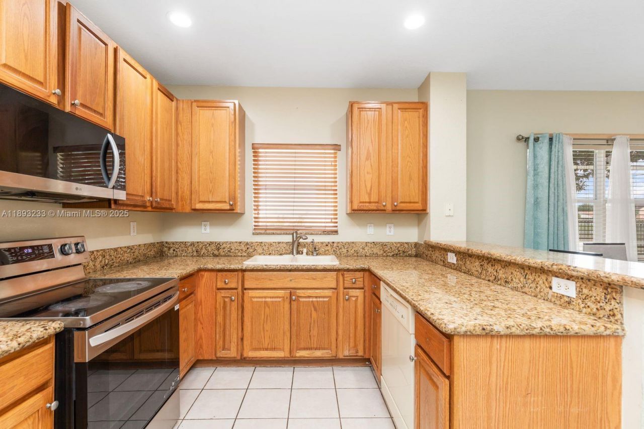 7557 NW 18th Dr, Pembroke Pines, FL 33024 Photo