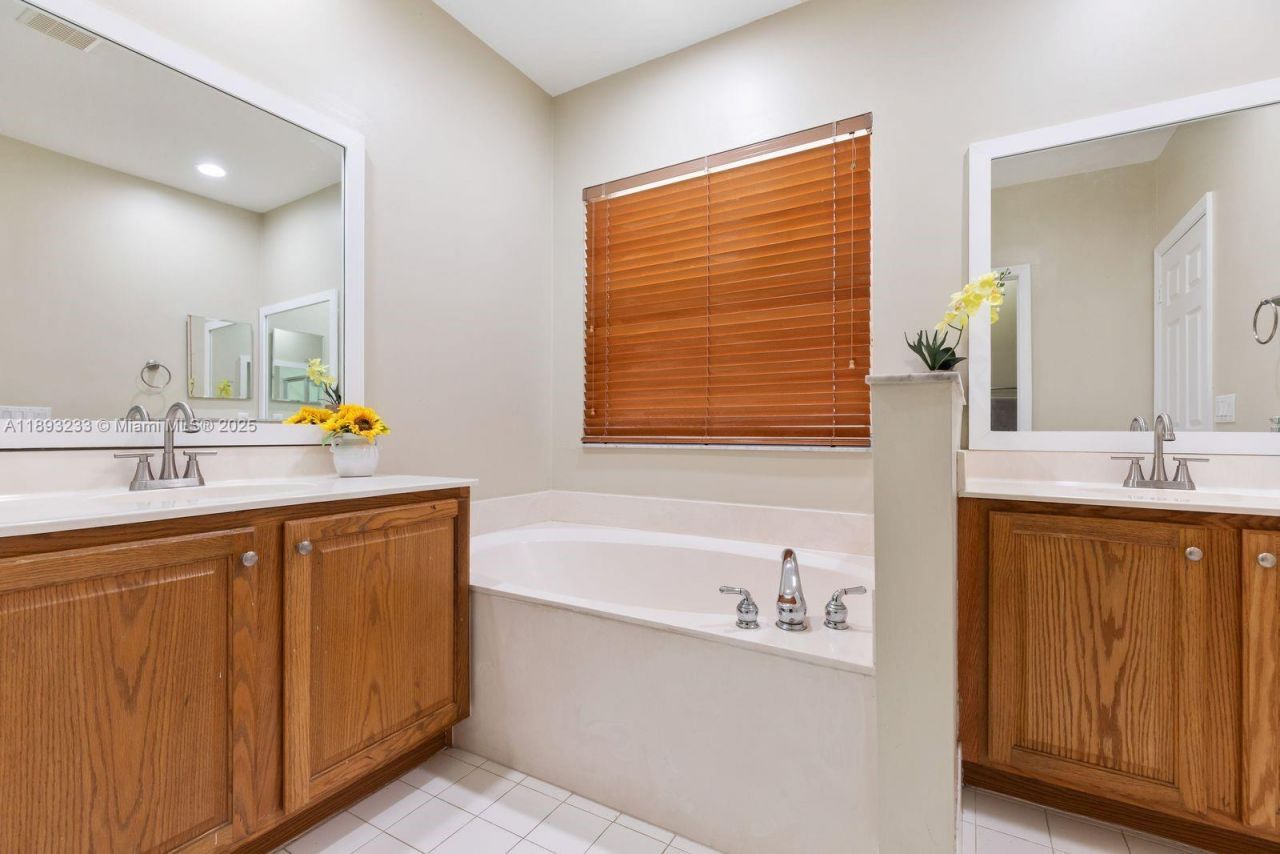 7557 NW 18th Dr, Pembroke Pines, FL 33024 Photo