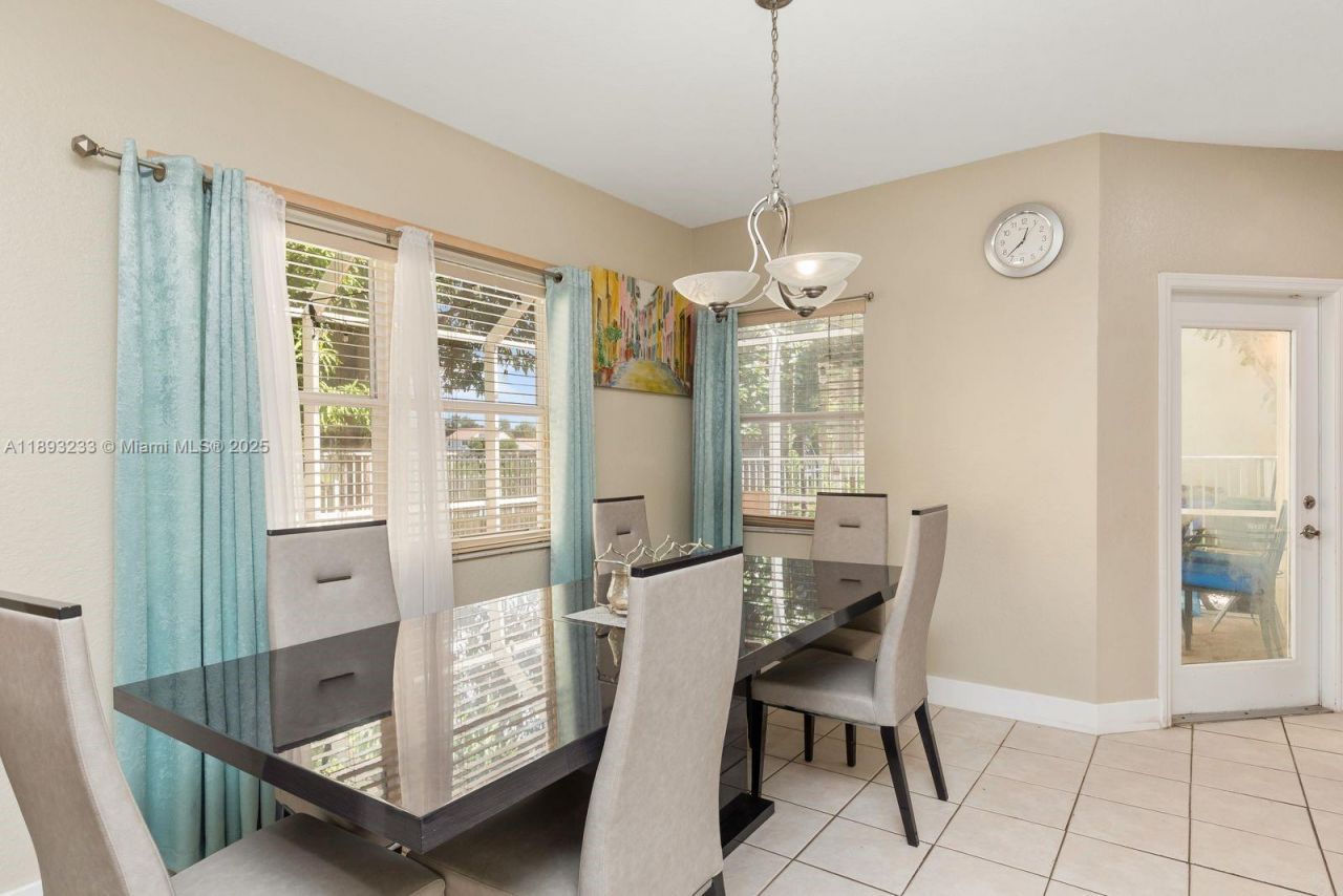 7557 NW 18th Dr, Pembroke Pines, FL 33024 Photo