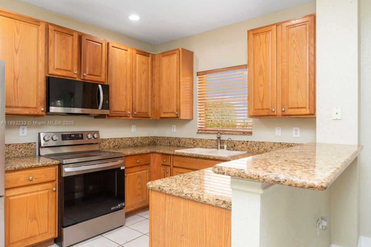 7557 NW 18th Dr, Pembroke Pines, FL 33024 Photo