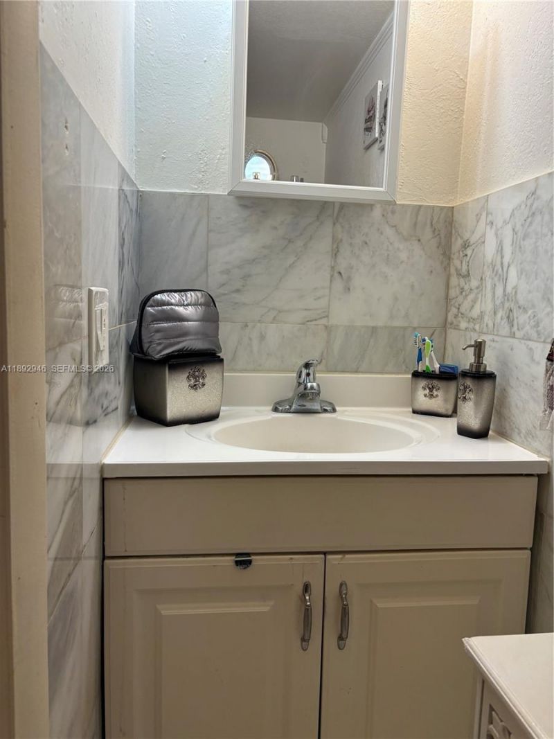 1350 W 53rd St, Unit 24, Hialeah, FL 33012 Photo