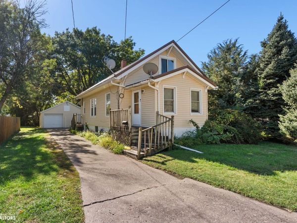 433 E Van Buren Street, Washington, IA 52353