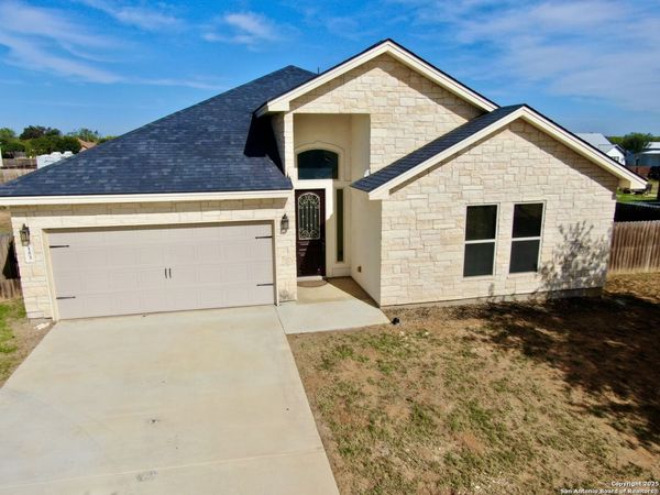 153 medium meadow, Lytle, TX 78052