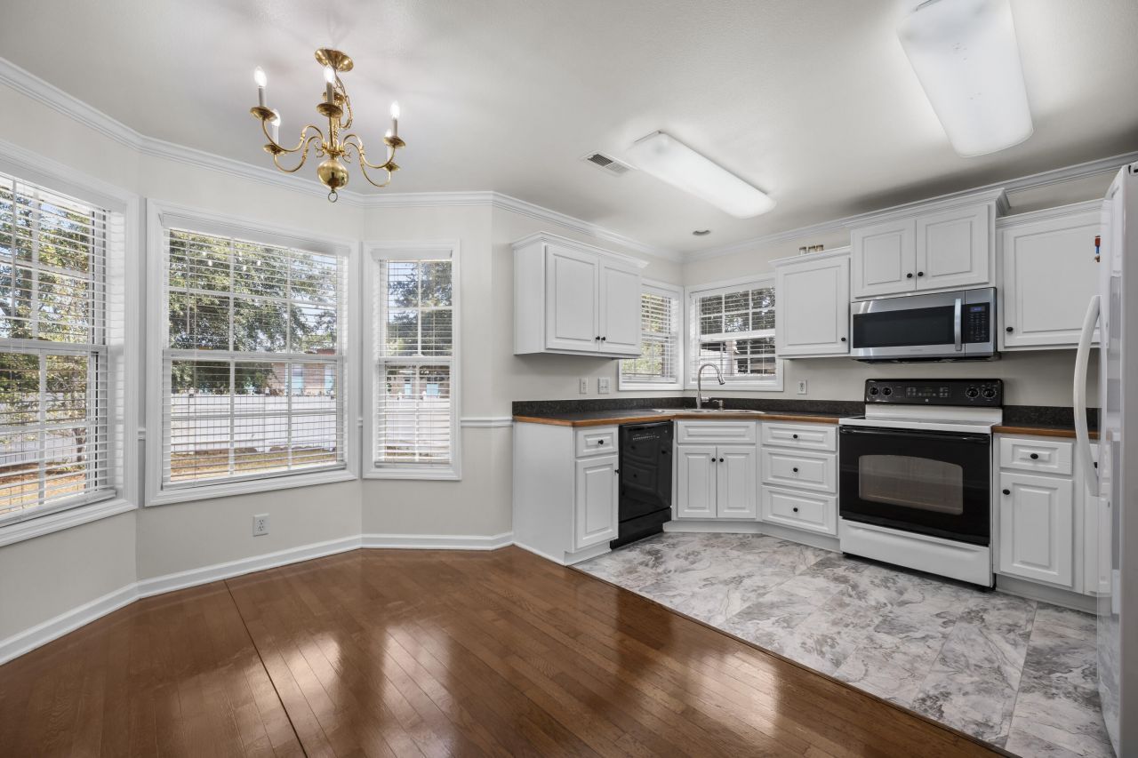 194 Orangepark Drive Photo 18