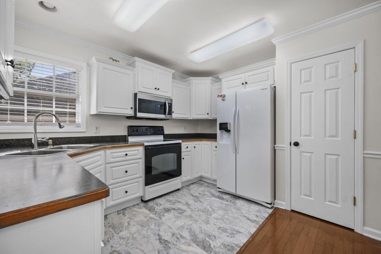 194 Orangepark Drive Photo 19