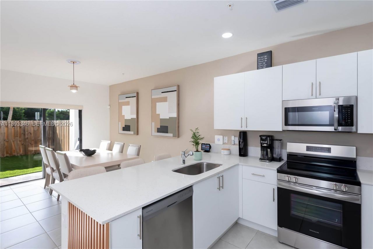 204 SW 159th Pl, Pembroke Pines, FL 33027 Photo