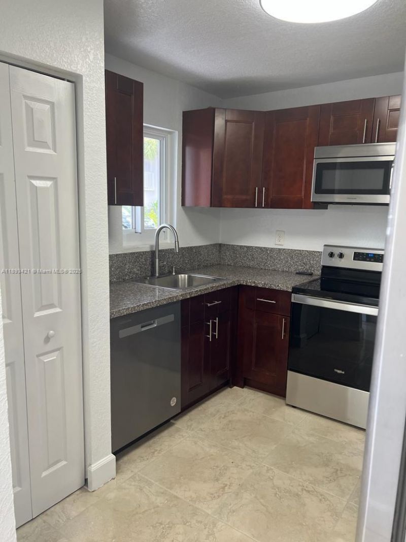 2670 W 76th St, Unit 101, Hialeah, FL 33016 Photo