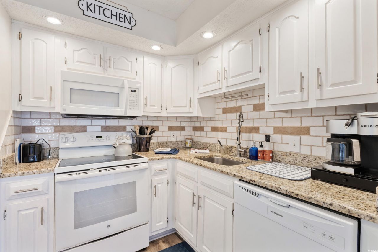 4242 Pinehurst Circle Photo 13