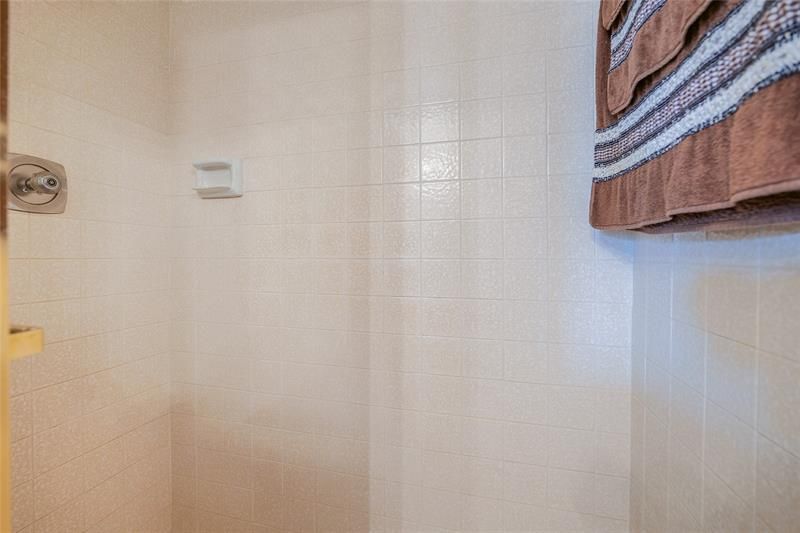 3910 Inverrary Boulevard, Unit 805-B, Lauderhill, FL 33319 Photo