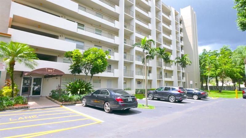 3910 Inverrary Boulevard, Unit 805-B, Lauderhill, FL 33319 Photo