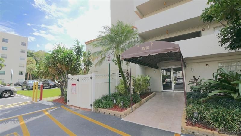 3910 Inverrary Boulevard, Unit 805-B, Lauderhill, FL 33319 Photo