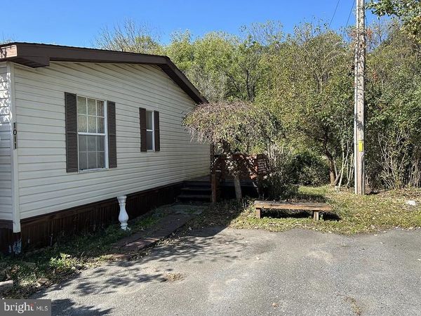 1011 VALLEY COURT, HAMBURG, PA 19526