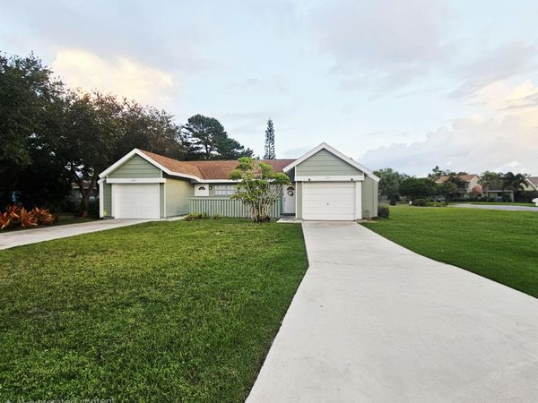 1321 SE La Haven Court, Port St. Lucie, FL 34952