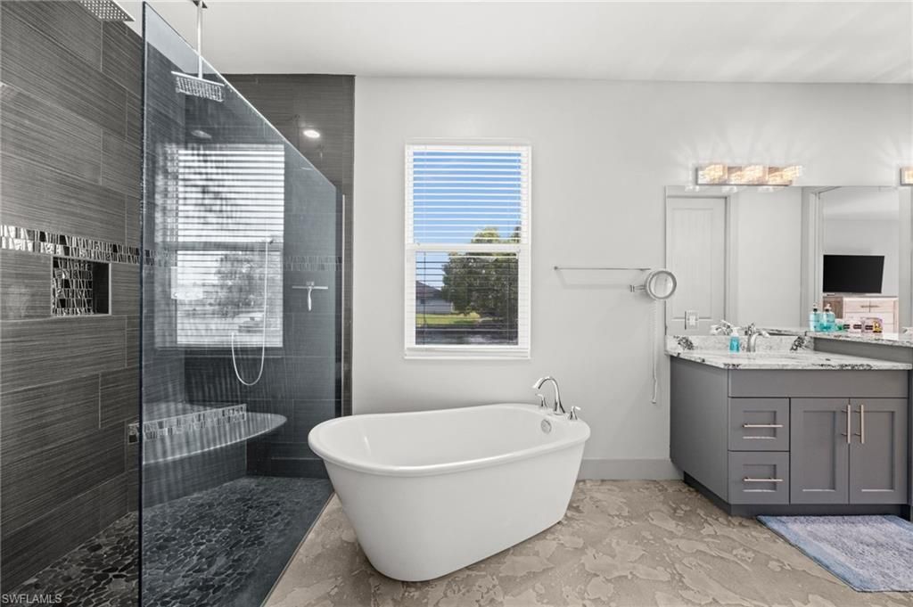 528 SE 14th Ter, Cape Coral, FL 33990 Photo