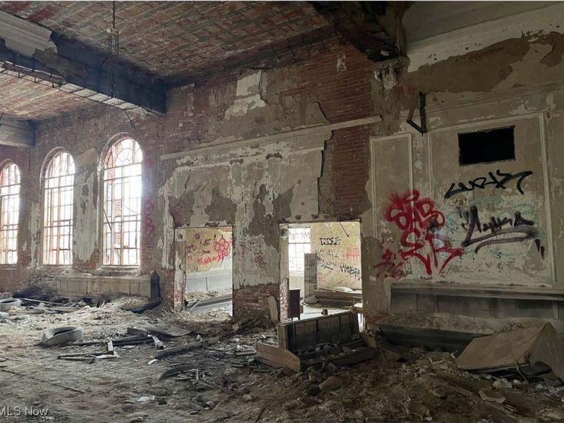 8910 Miles Park Avenue, Newburgh Heights, OH 44105 Photo 10