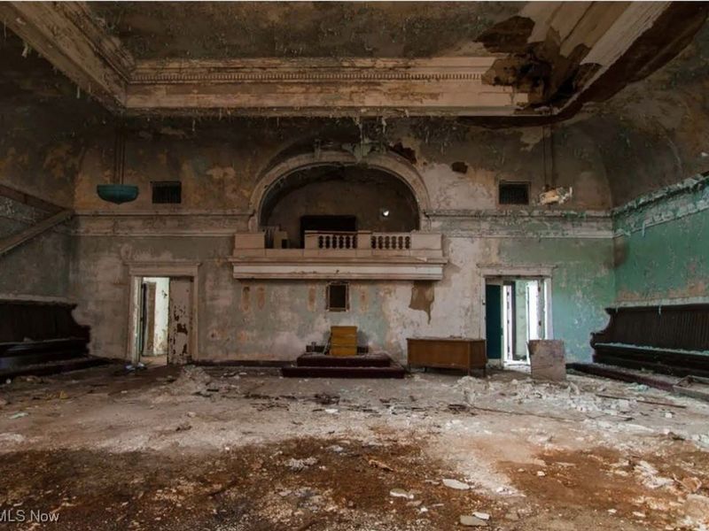 8910 Miles Park Avenue, Newburgh Heights, OH 44105 Photo 4