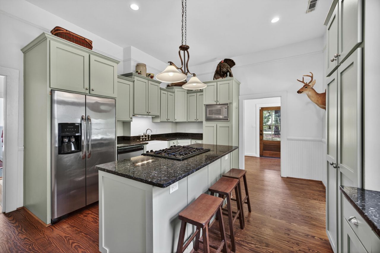 1095 Hughes Road Photo 10