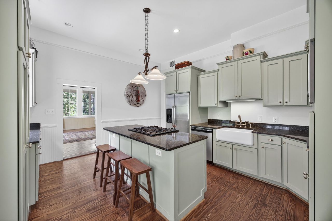 1095 Hughes Road Photo 11