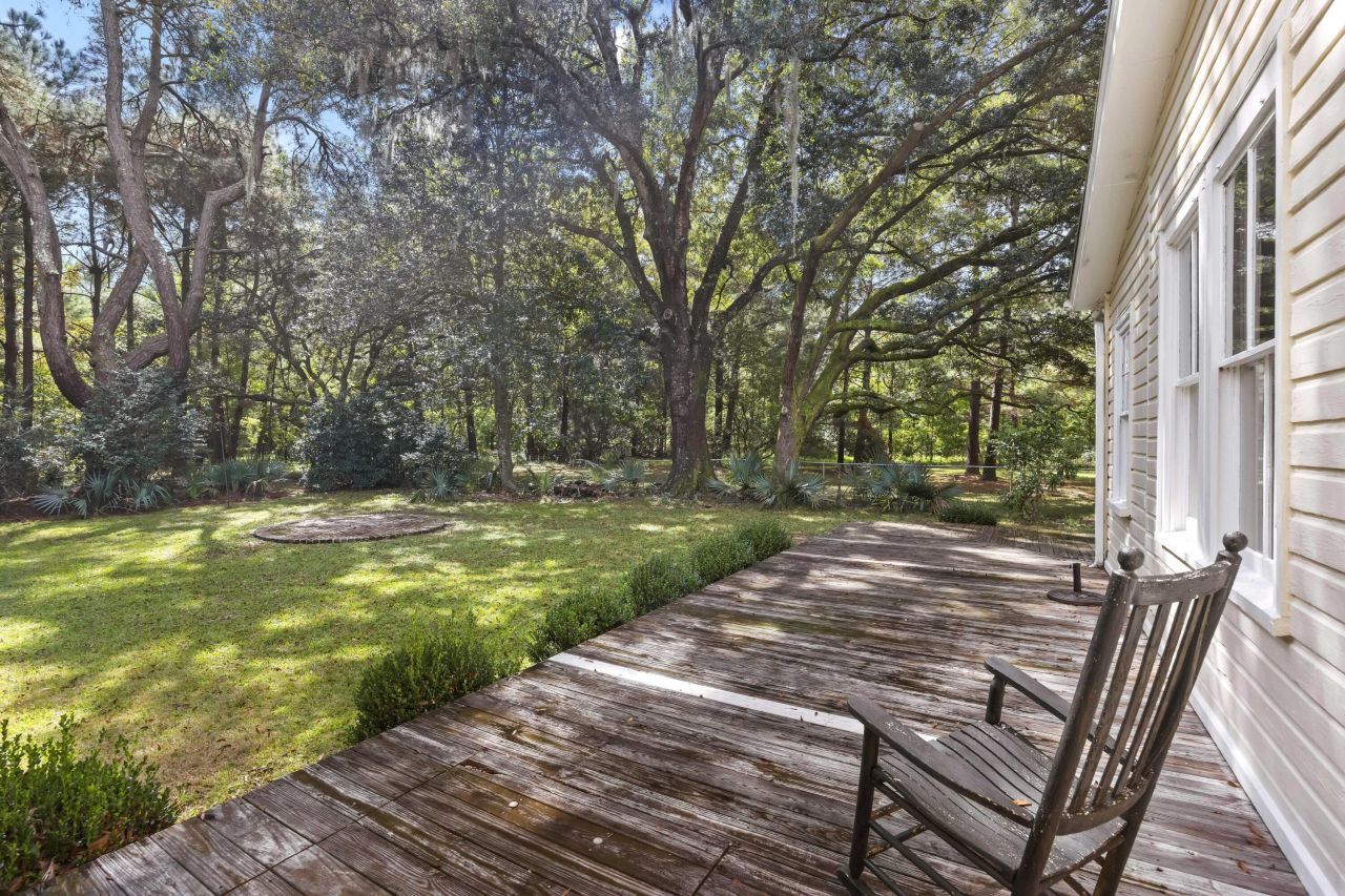 1095 Hughes Road Photo 17