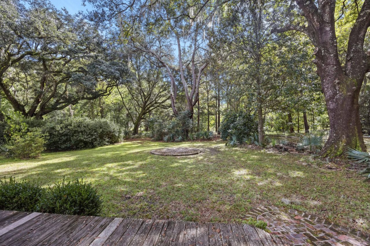 1095 Hughes Road Photo 18