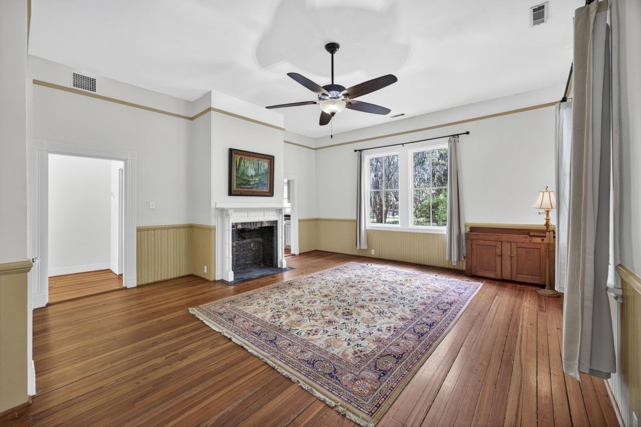 1095 Hughes Road Photo 4