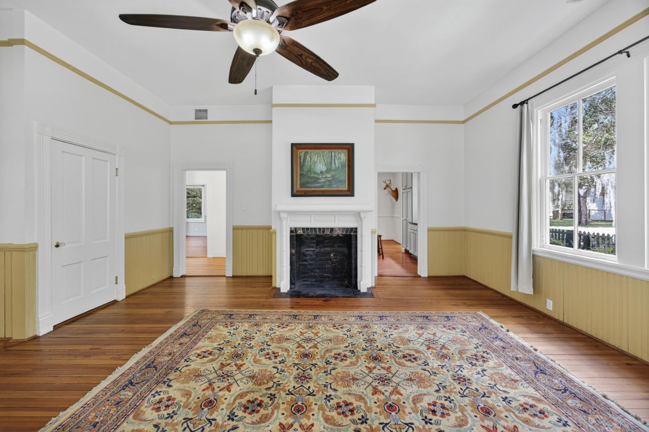 1095 Hughes Road Photo 5