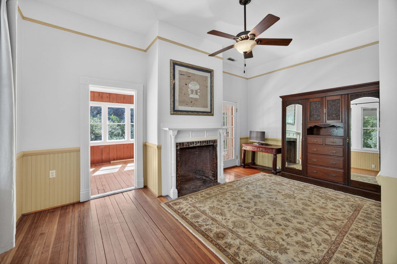 1095 Hughes Road Photo 7