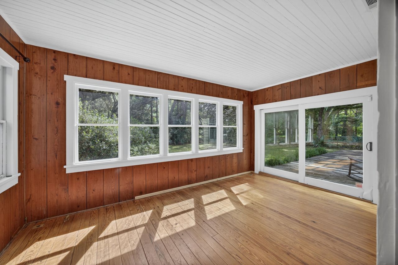 1095 Hughes Road Photo 8