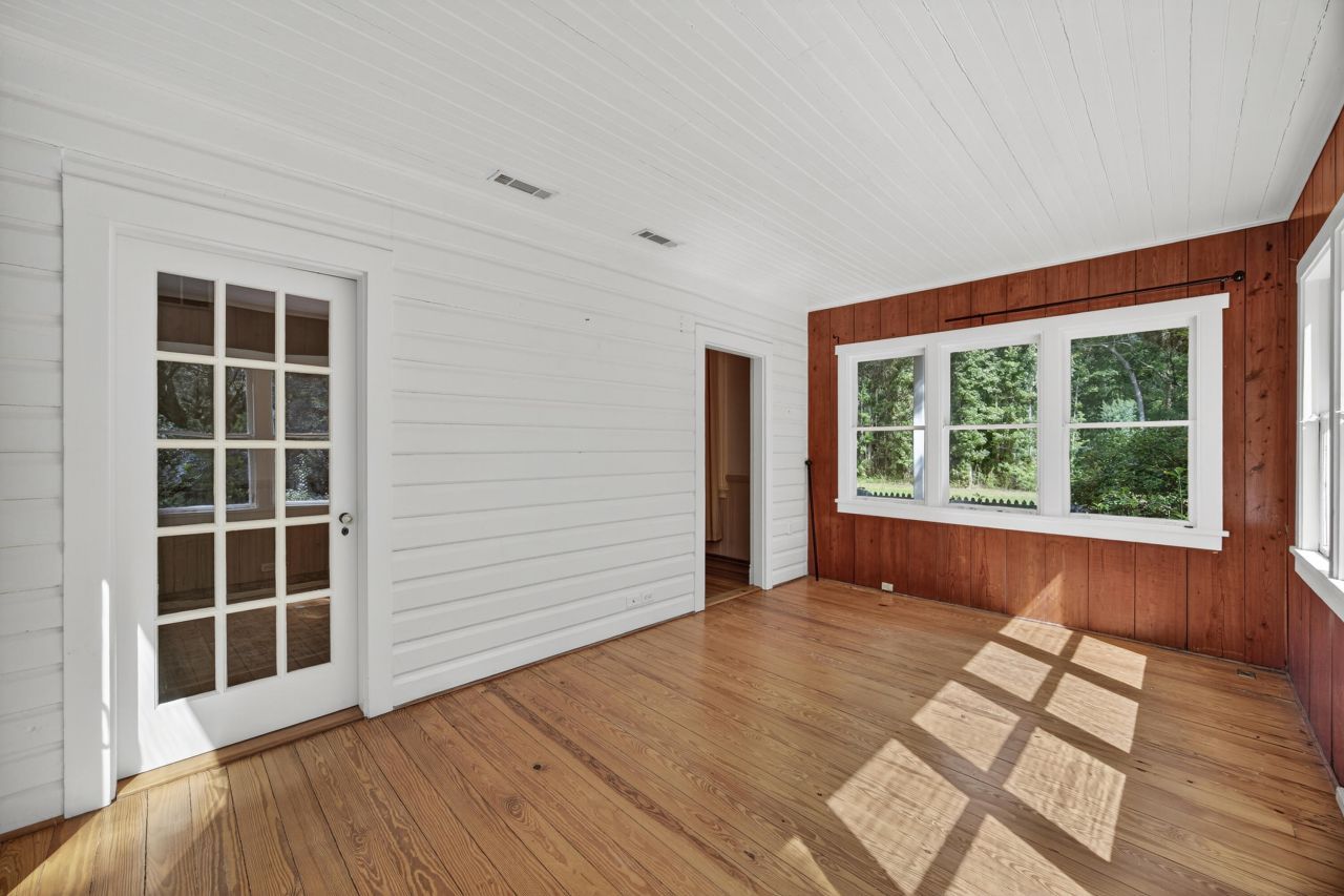 1095 Hughes Road Photo 9