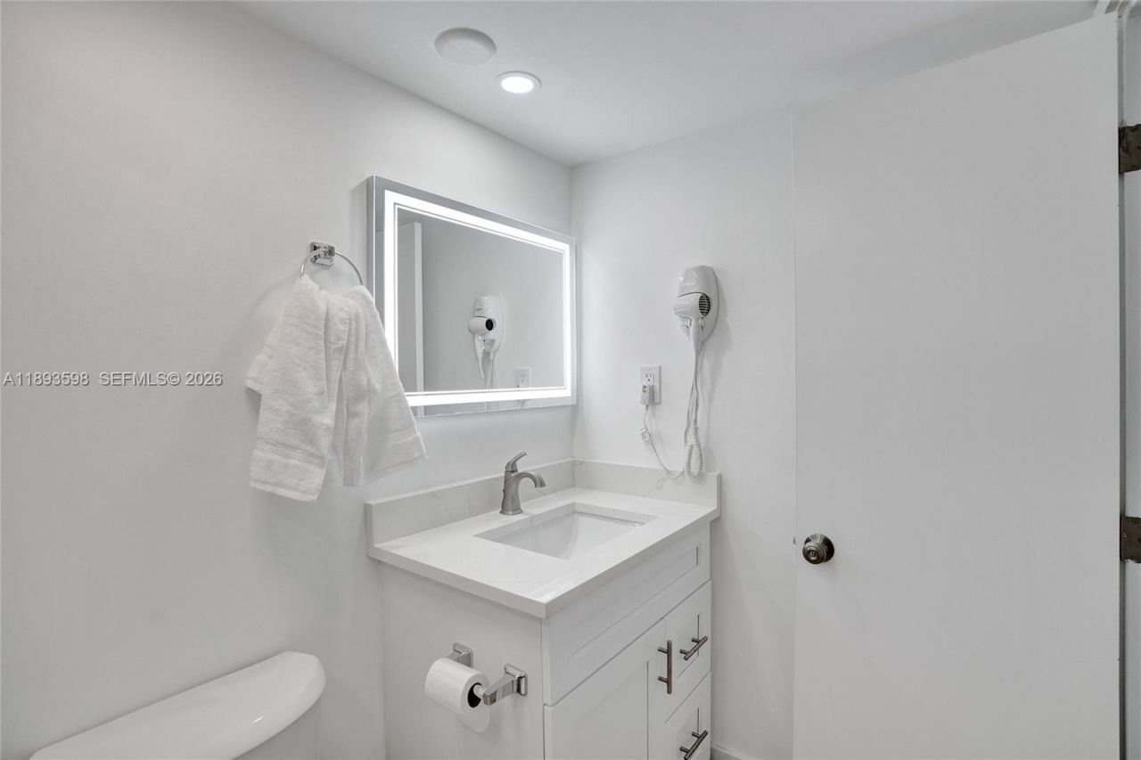 5225 Collins Ave, Unit 1411, Miami Beach, FL 33140 Photo