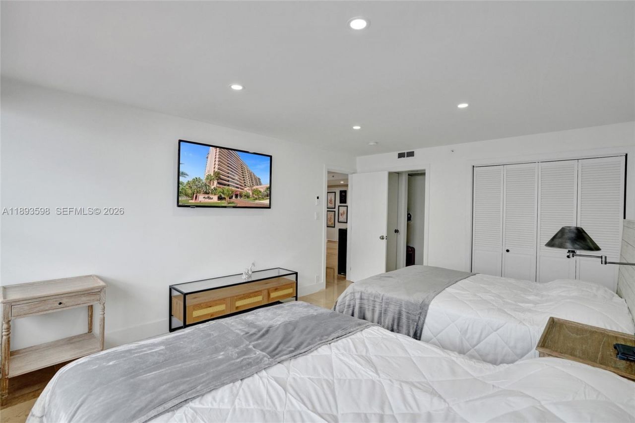 5225 Collins Ave, Unit 1411, Miami Beach, FL 33140 Photo