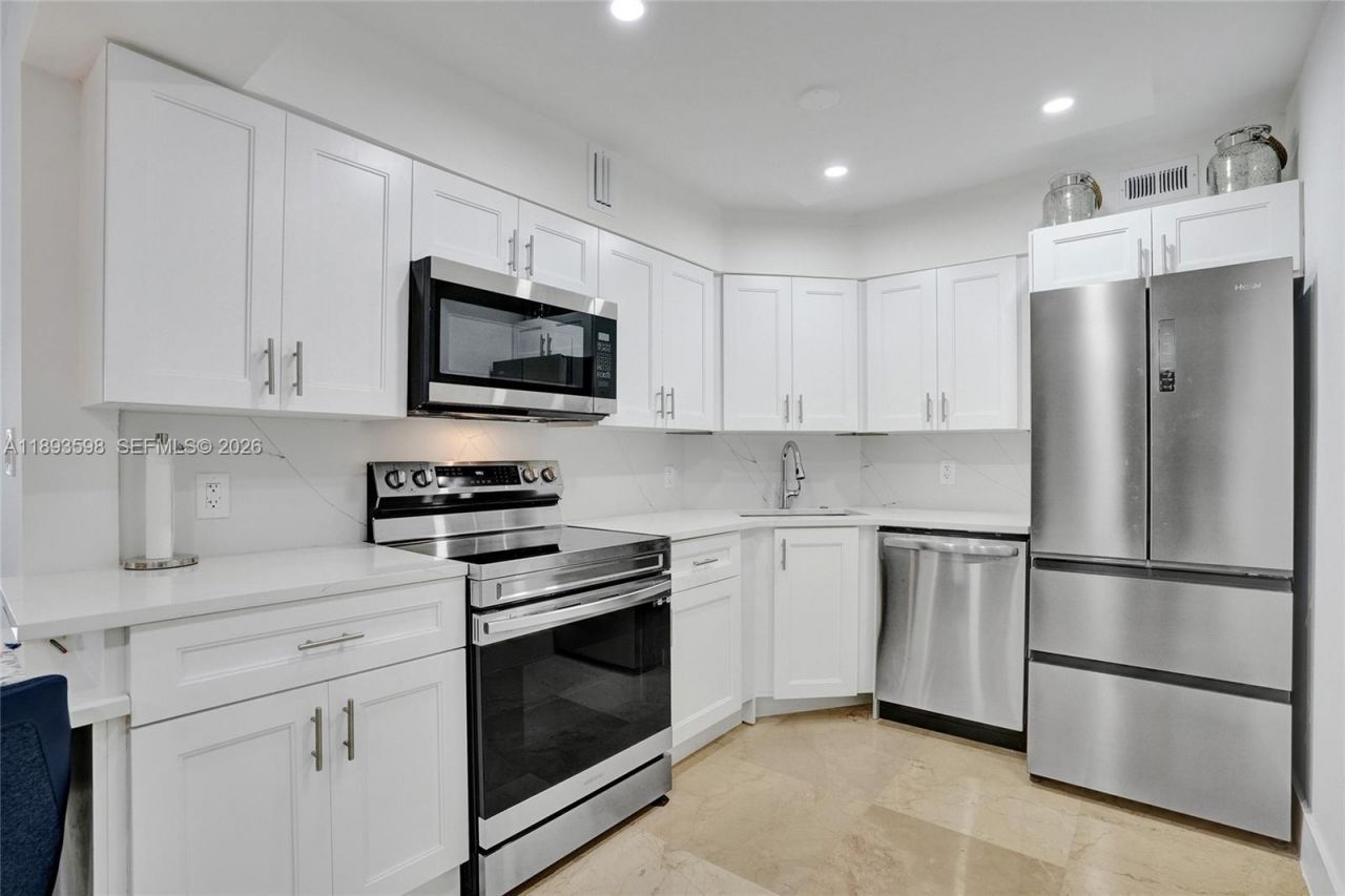 5225 Collins Ave, Unit 1411, Miami Beach, FL 33140 Photo