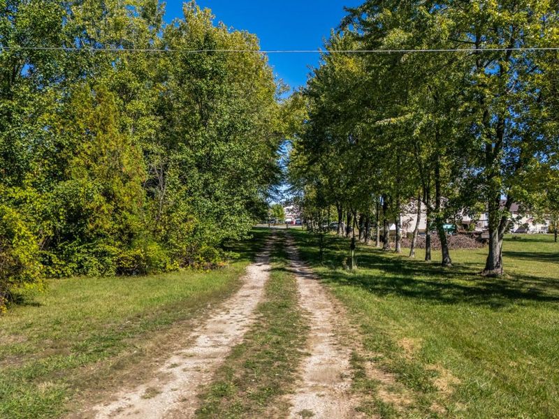 1717 London Groveport Road, Grove City, OH 43123 Photo 2