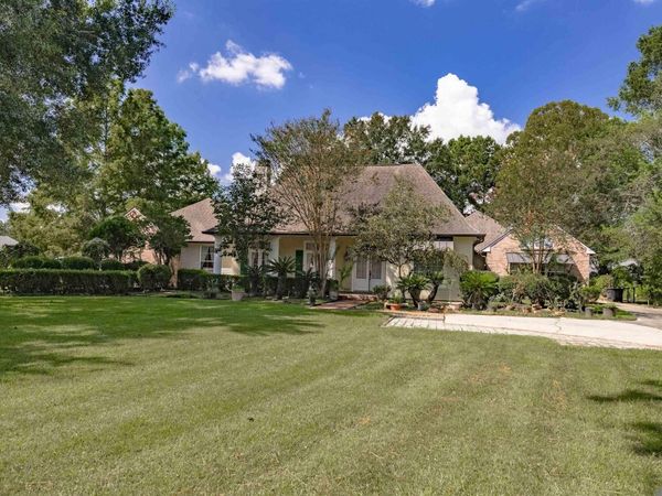 1227 Westchester Dr, Saint George, LA 70810