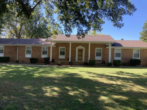 792 N Royal Avenue, Piggott, AR 72454