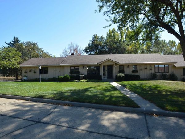3718 S Briar Path, Sioux City, IA 51104