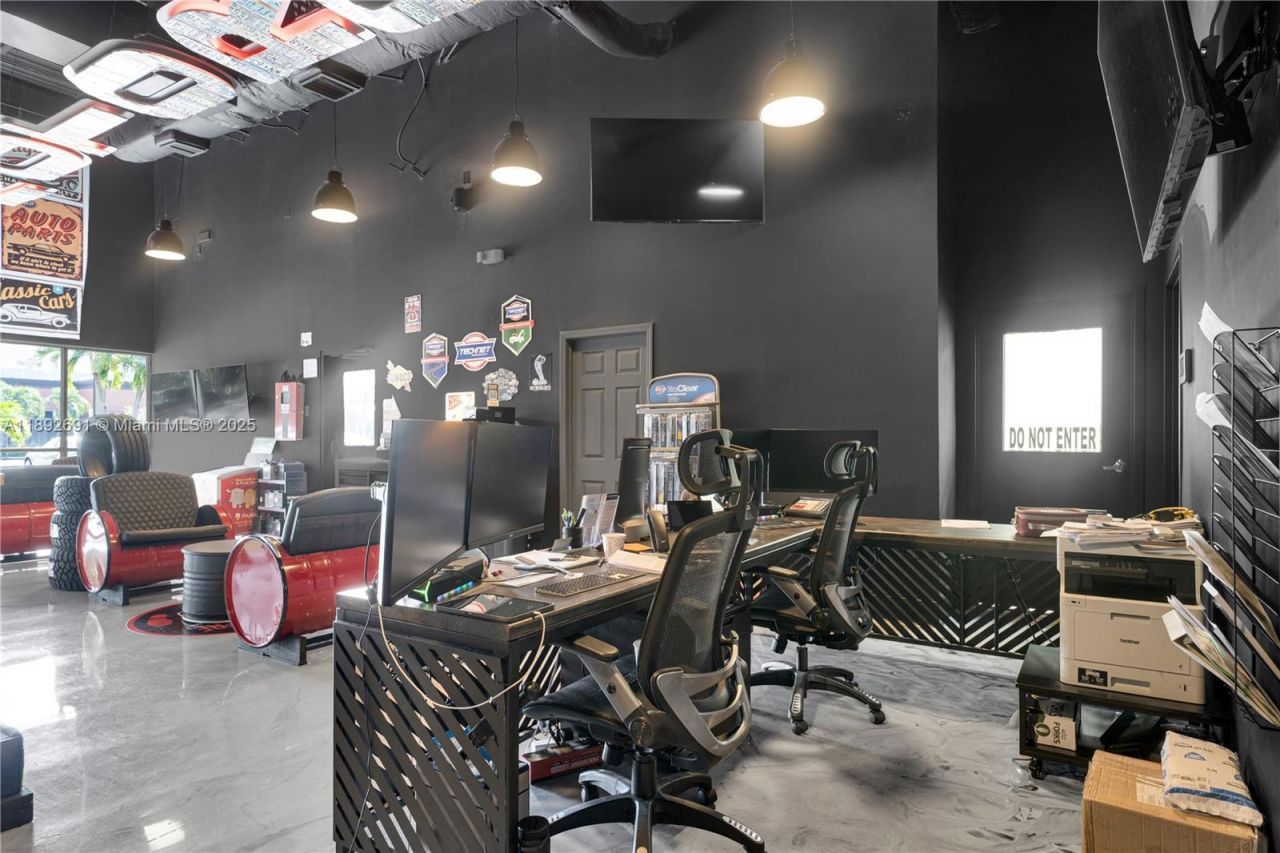 Established Service & Repair Car Shop, Sweetwater, FL 33280 Photo