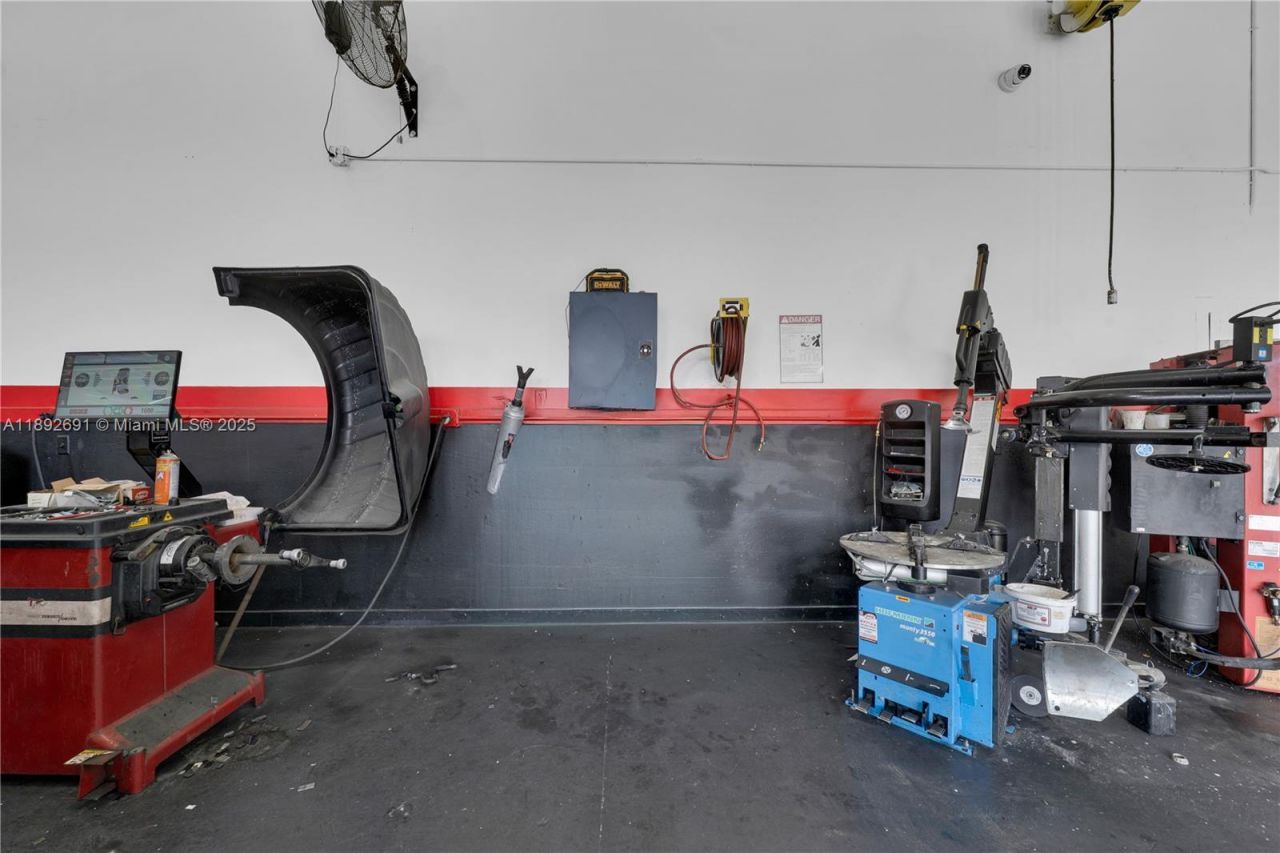 Established Service & Repair Car Shop, Sweetwater, FL 33280 Photo