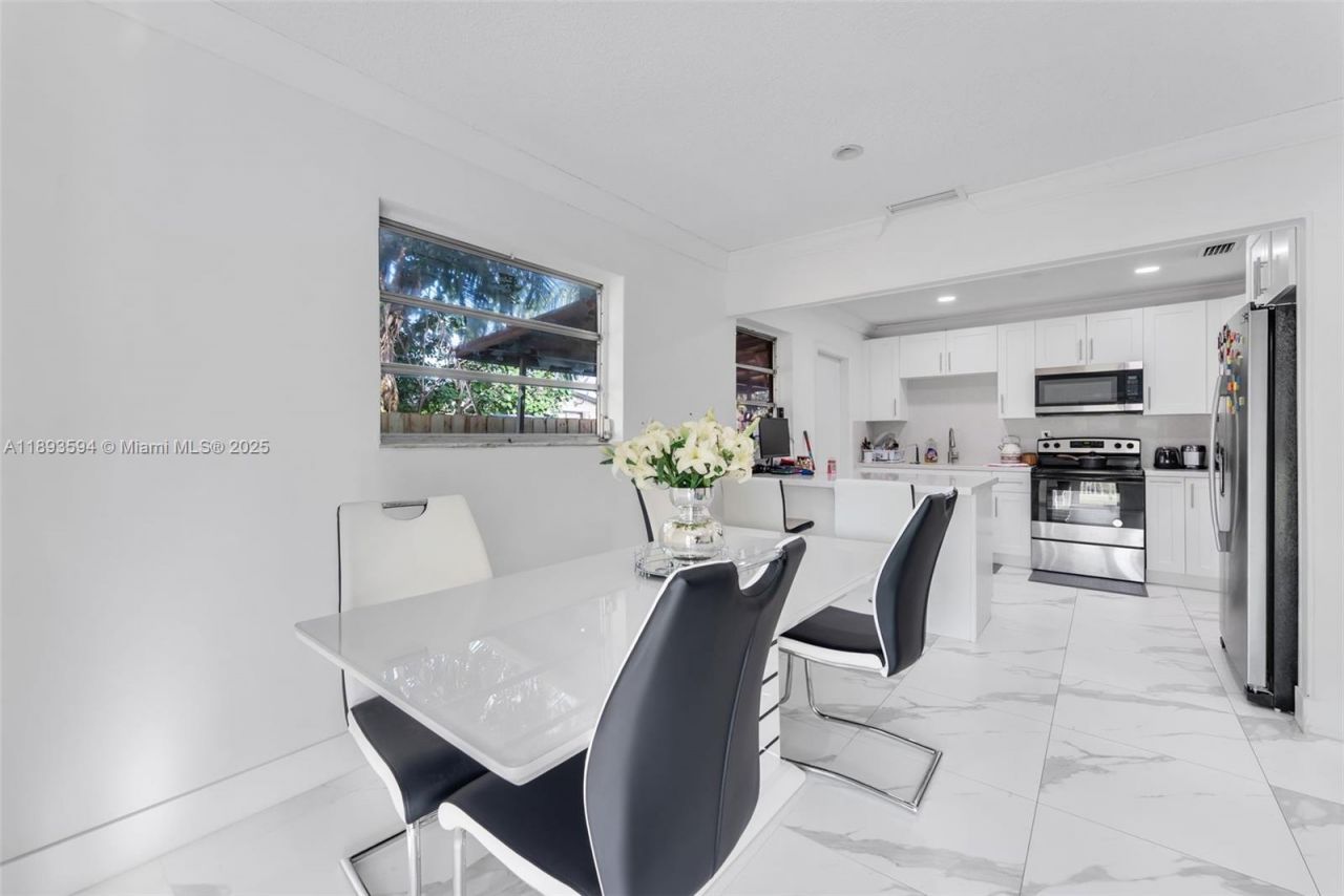 8820 SW 27th St, Miami, FL 33165 Photo