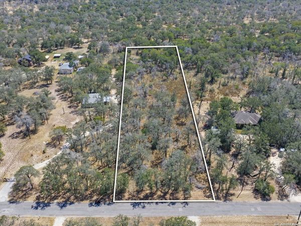 1963 Deer Trail, Floresville, TX 78114