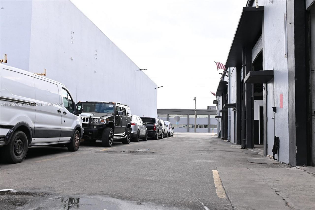 4200 NW 72nd Ave, Miami, FL 33166 Photo