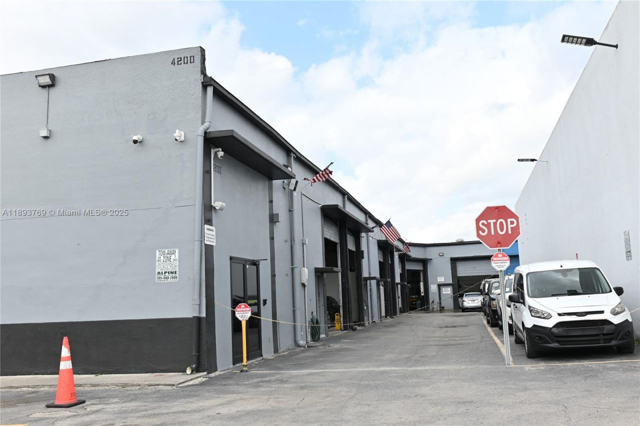 4200 NW 72nd Ave, Miami, FL 33166 Photo