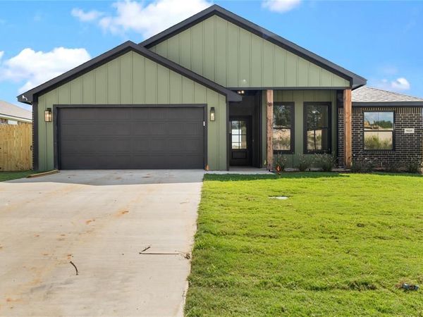 16525 Crossing Circle, Lindale, TX 75771